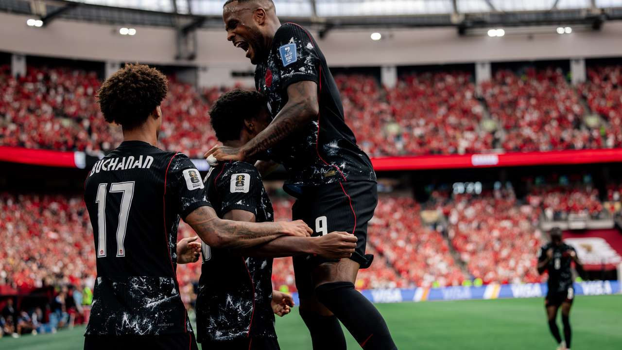 Canada valt Qatar aan in BC Place tijdens een overwinning met zes doelpunten