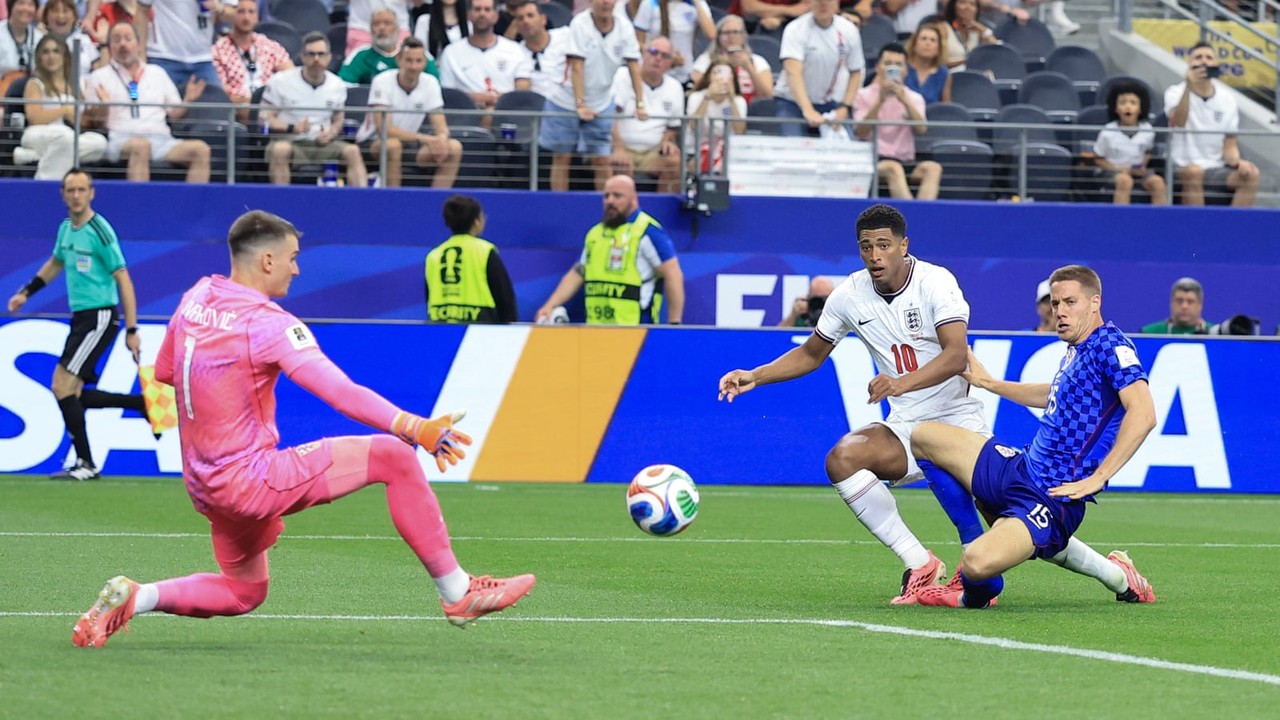 Jude Bellingham scorer Englands tredje mål mod Kroatien