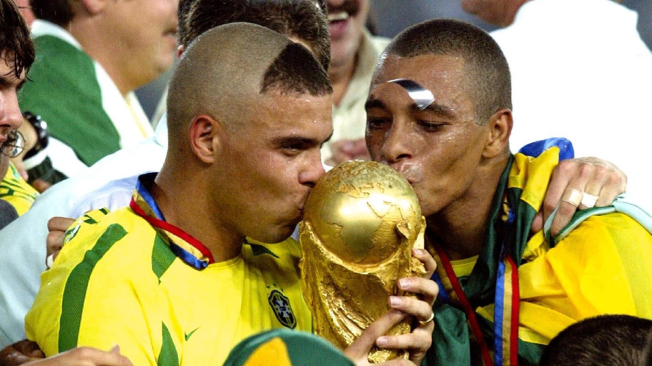 Ronaldos undskyldning for frisuren i 2002 genåbner Brasiliens mest berømte afledning