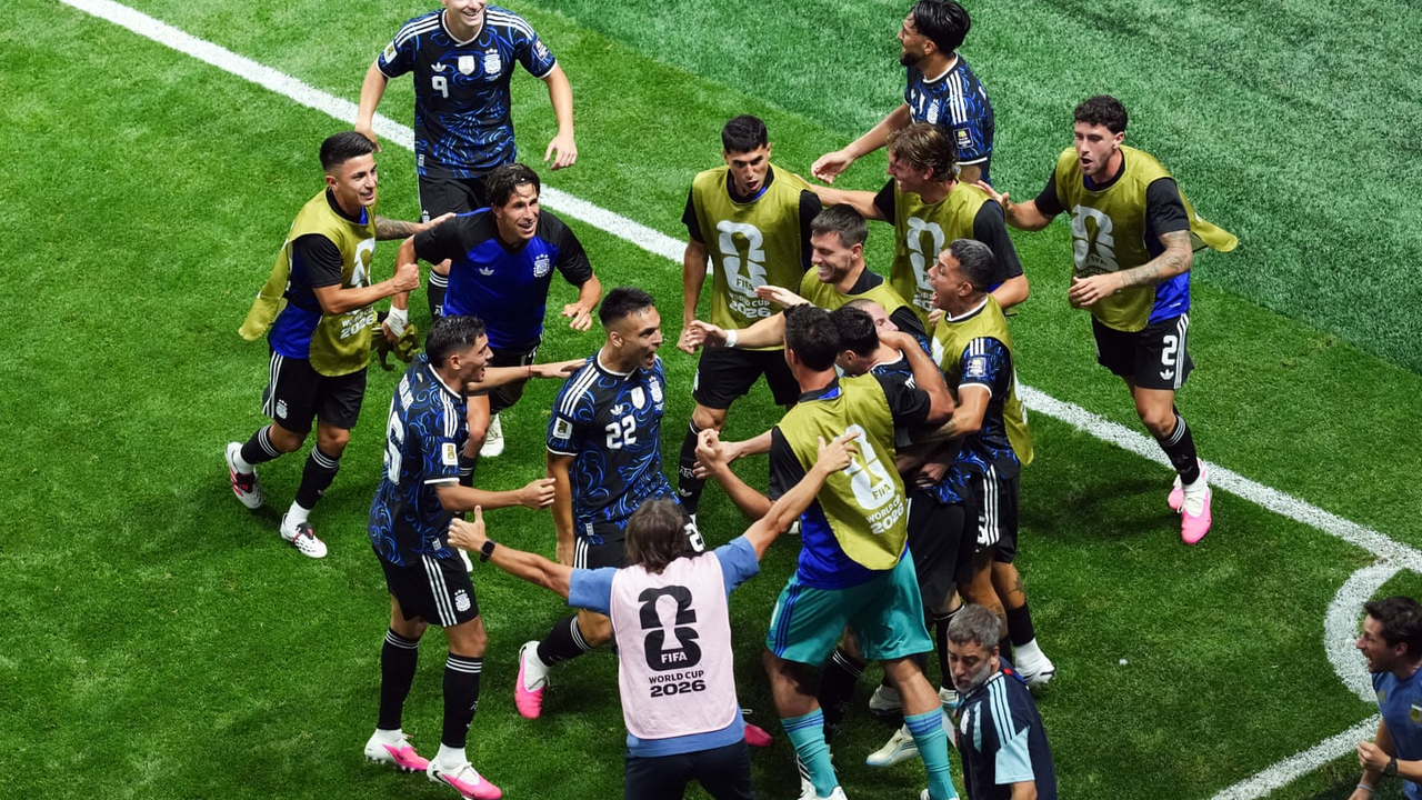 Argentina slog England 2-1 efter to sene Lionel Messi-assist