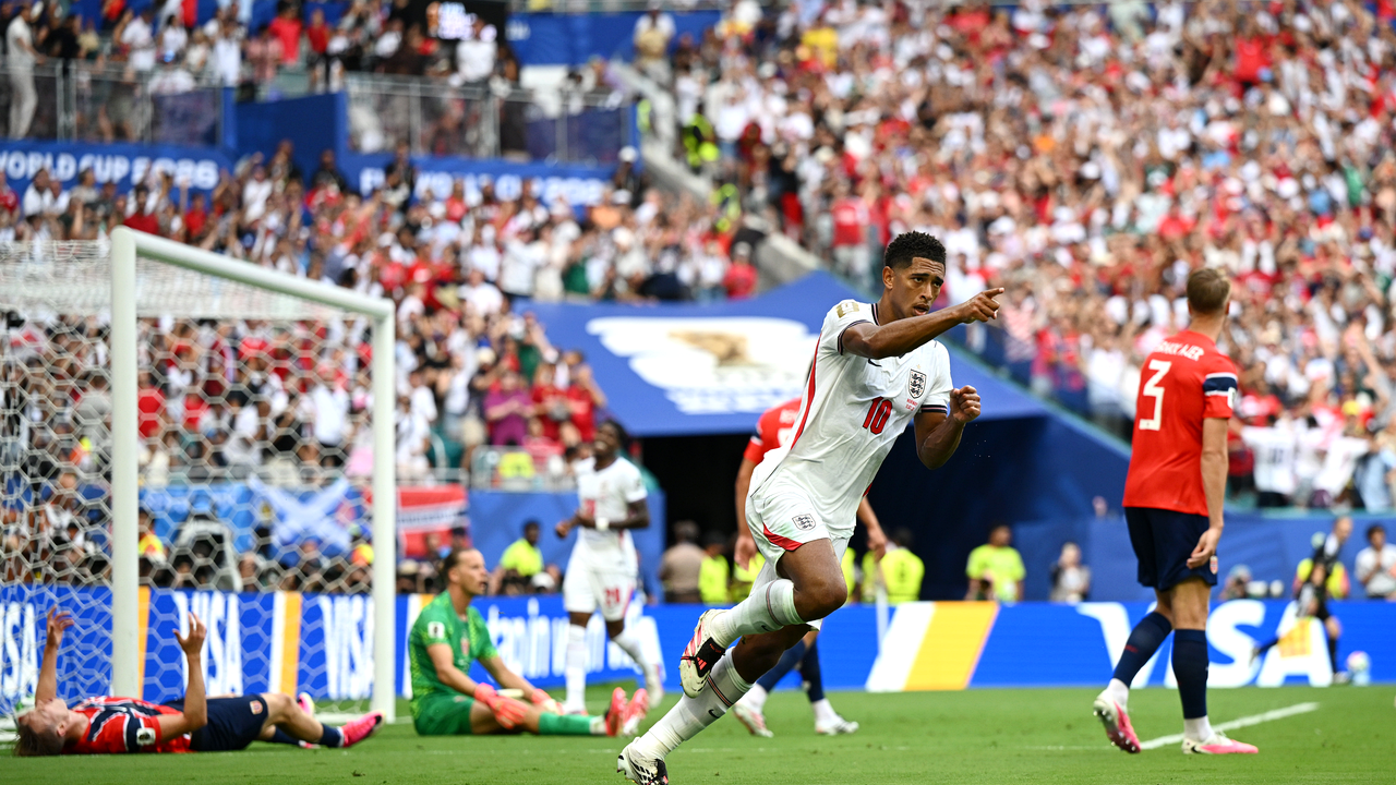 Jugadores de Noruega e Inglaterra disputando un partido de eliminatorias del Mundial