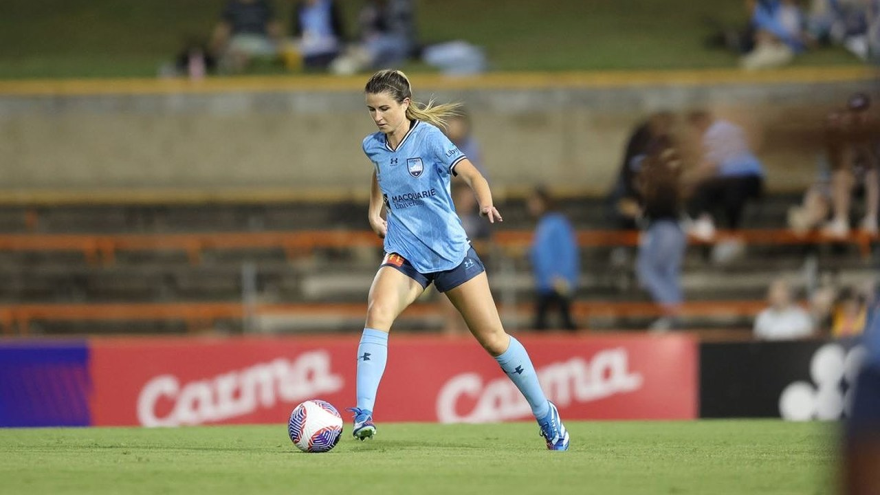 Charlotte McLean vecht om de bal in een wedstrijd van Sydney FC