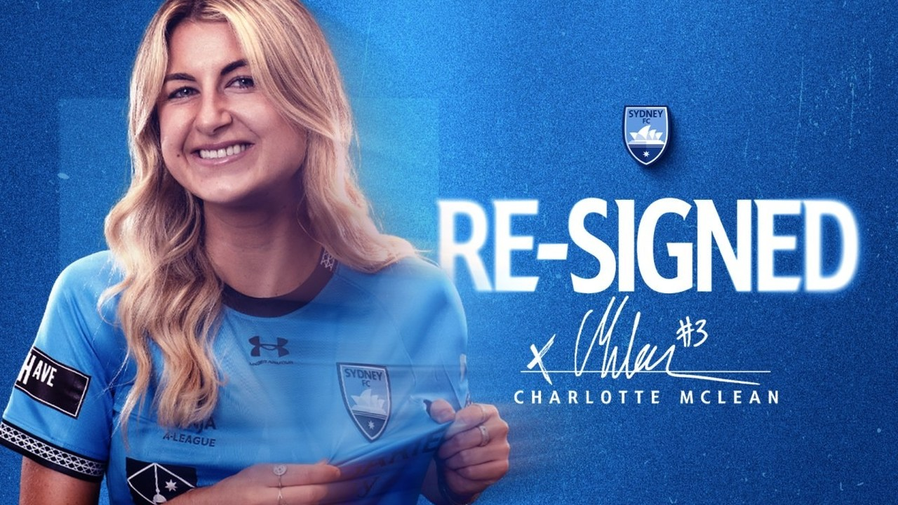 Charlotte McLean poseert na het verlengen van haar contract bij Sydney FC