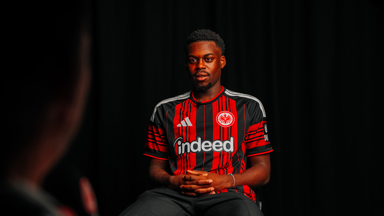 Noel Aseko porte le maillot domicile d'Eintracht Frankfurt après son transfert