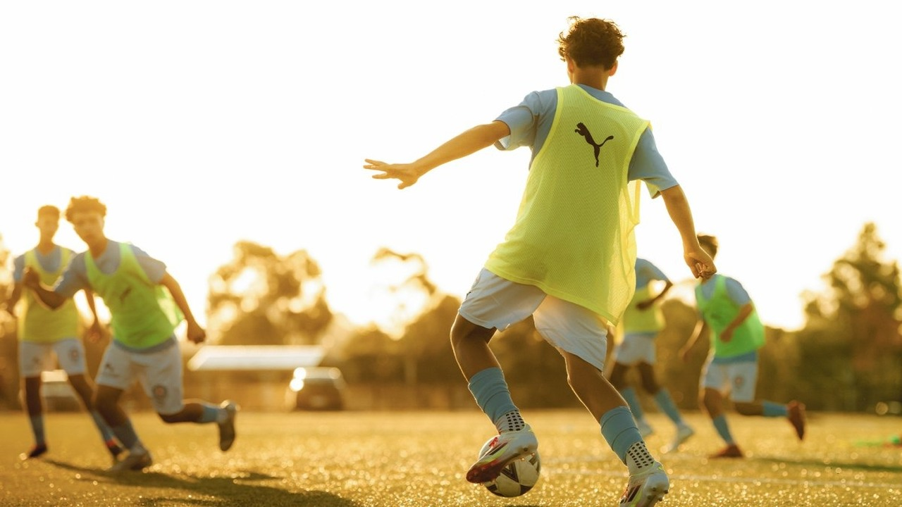 Melbourne City-akademispillere deltager i en træningskamp ved solnedgang
