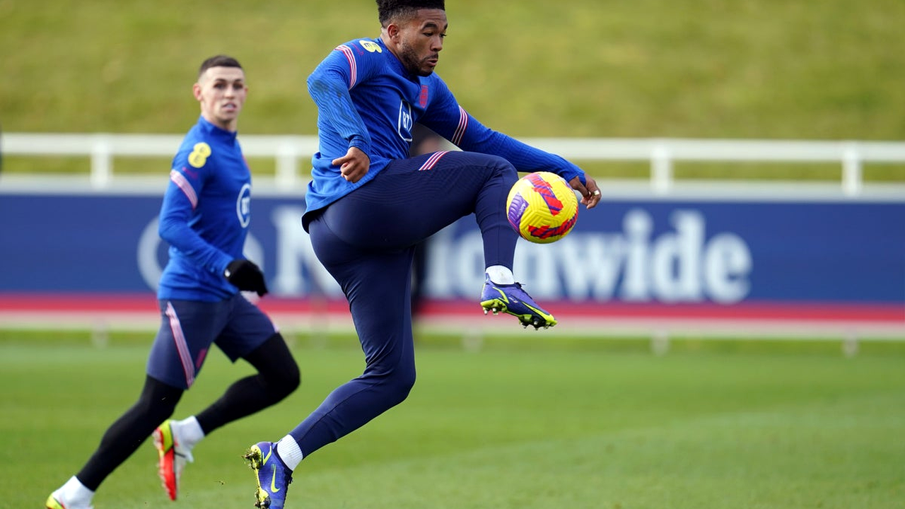 Reece James kontrollerer bolden under en England-træningssession