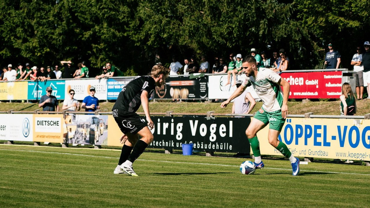 Spelers van St Gallen strijden tijdens een voetbalwedstrijd