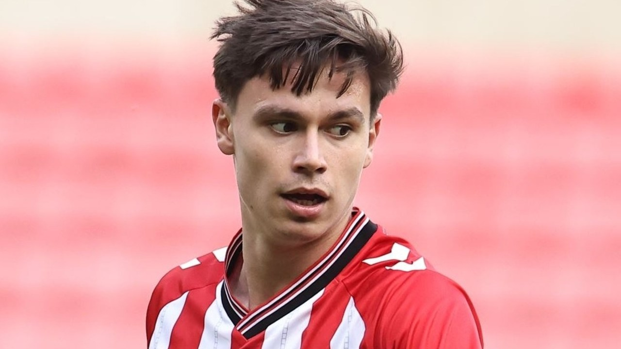 Timur Tutierov con la camiseta del Exeter City