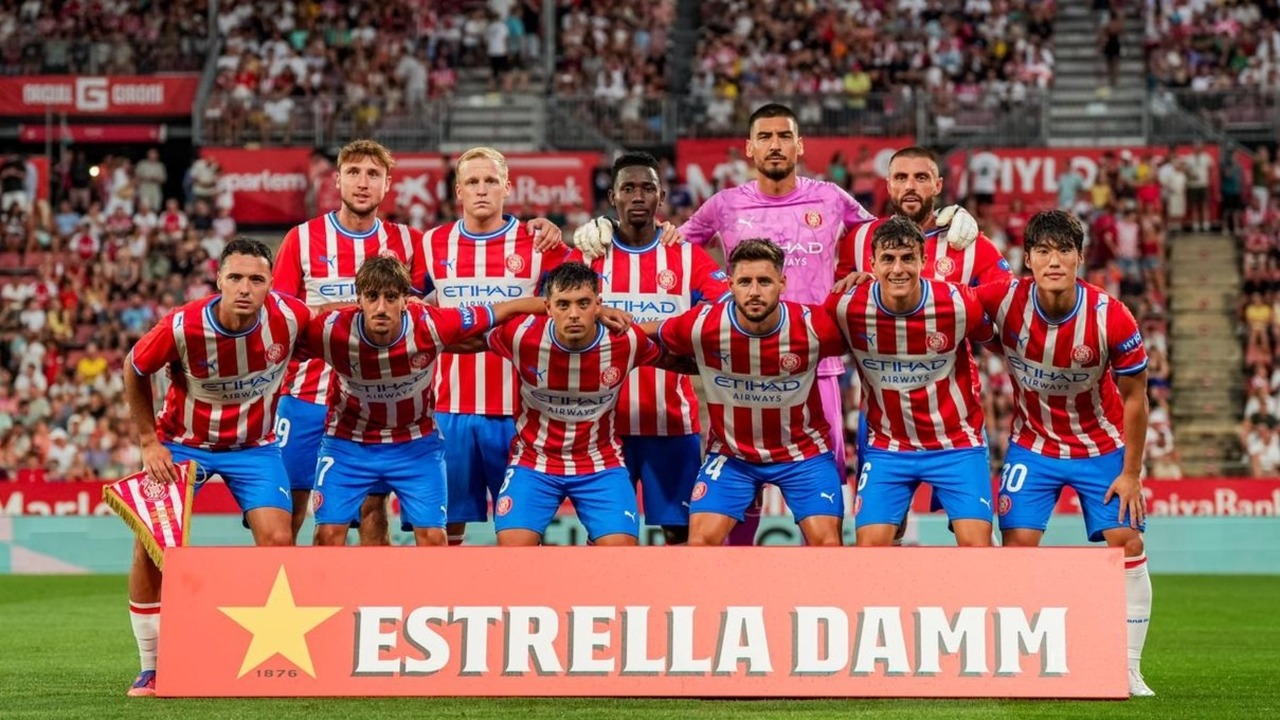 Girona-Spieler posieren für ein Mannschaftsfoto