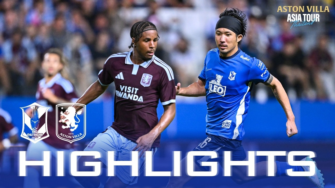 En Aston Villa-spelare springer bredvid en BG Pathum United-spelare