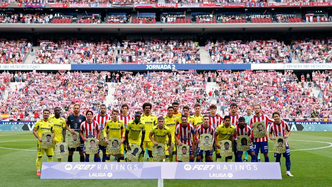 Команды Atletico Madrid и Villarreal выстраиваются перед матчем