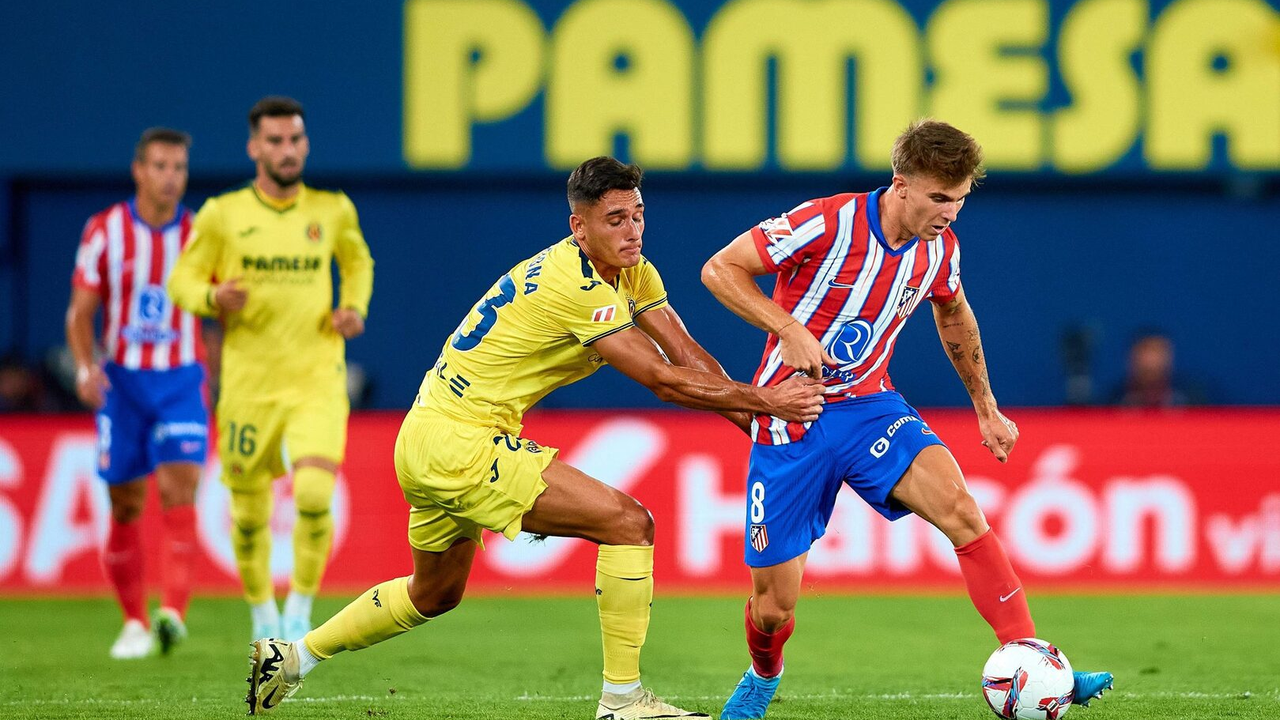 Игроки Atletico Madrid и Villarreal борются за мяч