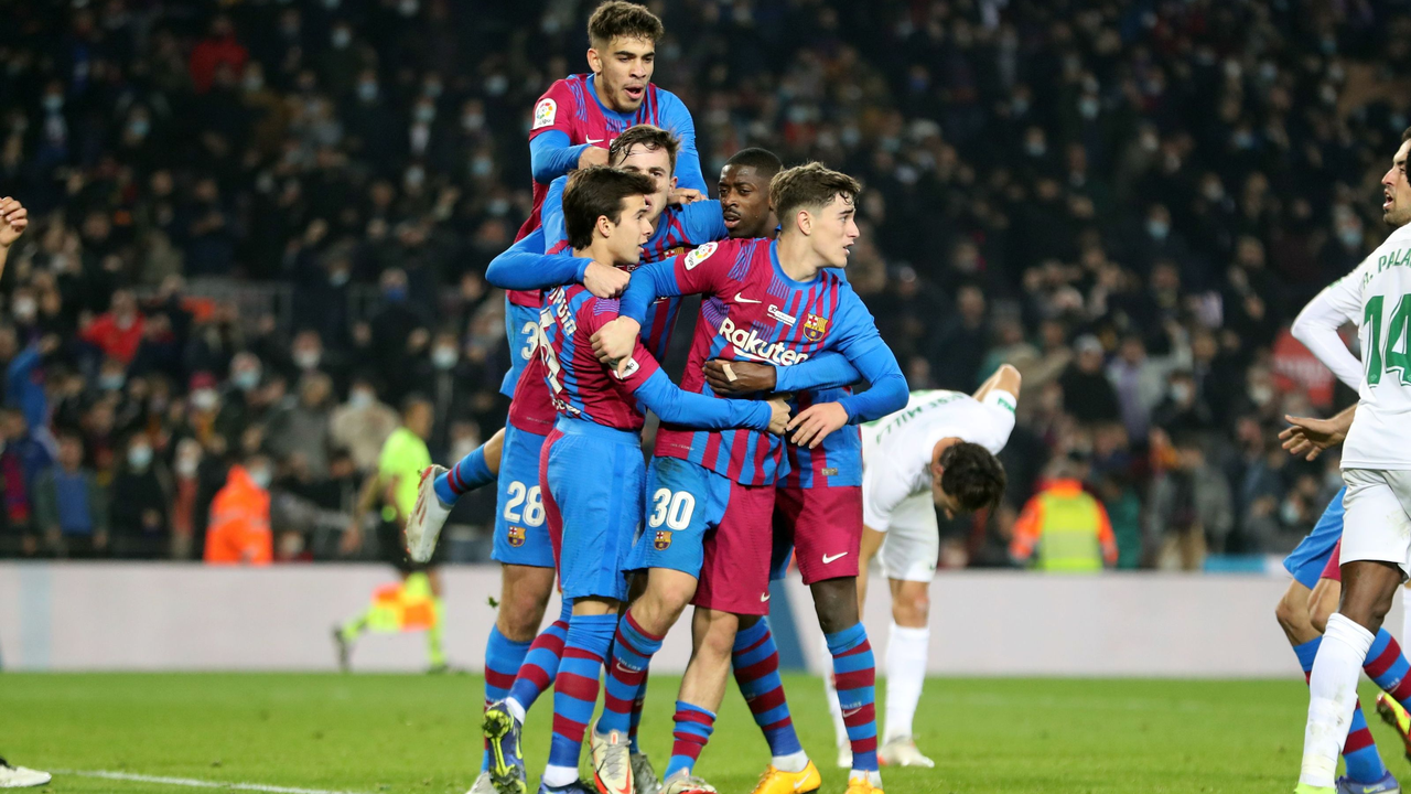 Les joueurs de Barcelone célèbrent ensemble après avoir marqué contre Elche