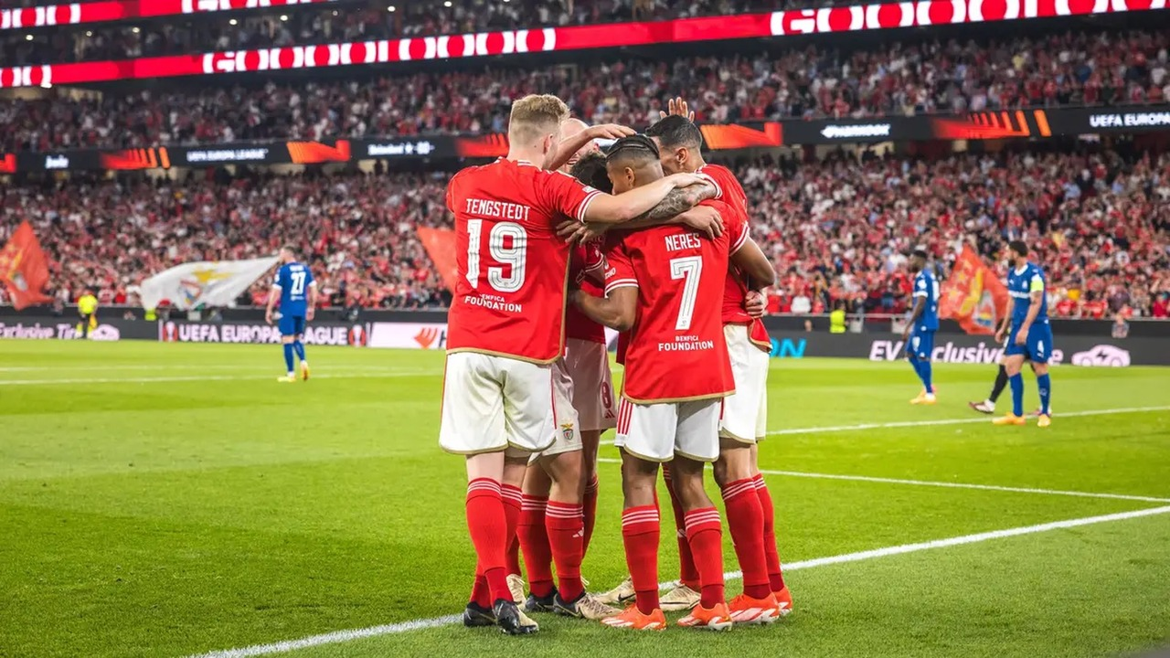 Les joueurs de Benfica remercient leurs supporters après la confrontation européenne