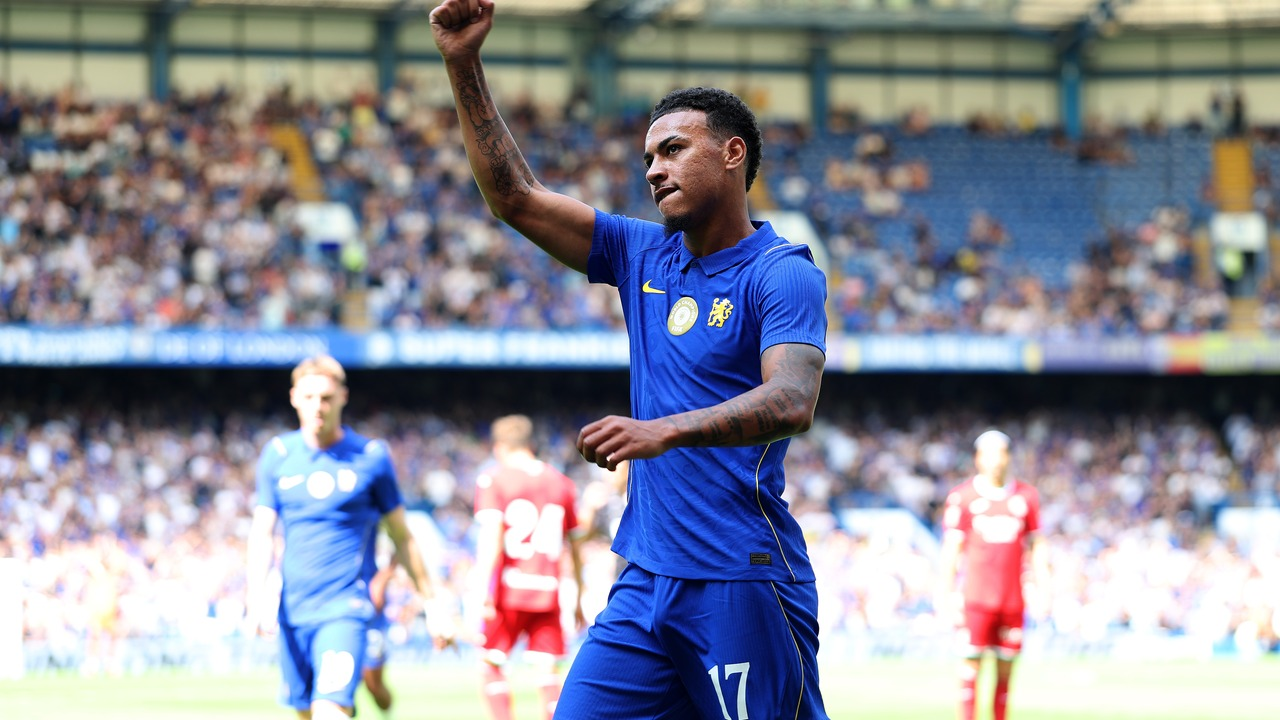 En Chelsea-spiller jubler under kampen mod Real Sociedad
