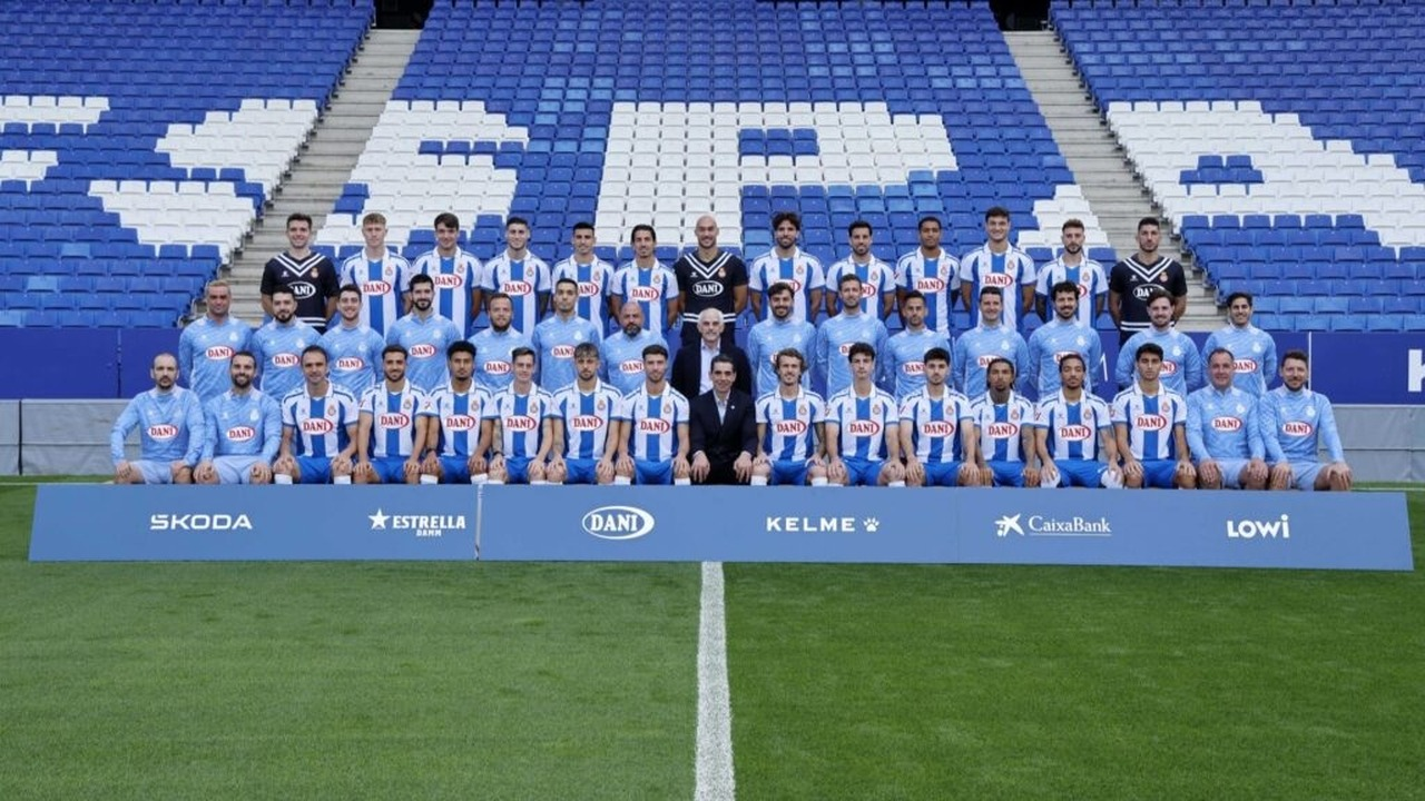 Jugadores y cuerpo técnico del Espanyol posan juntos en un campo de fútbol
