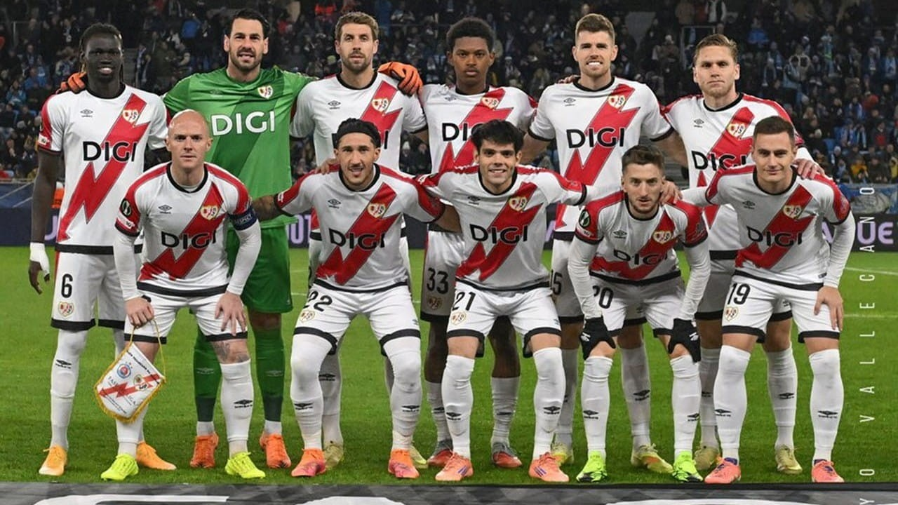 Rayo Vallecano-spillere poserer sammen før en kamp