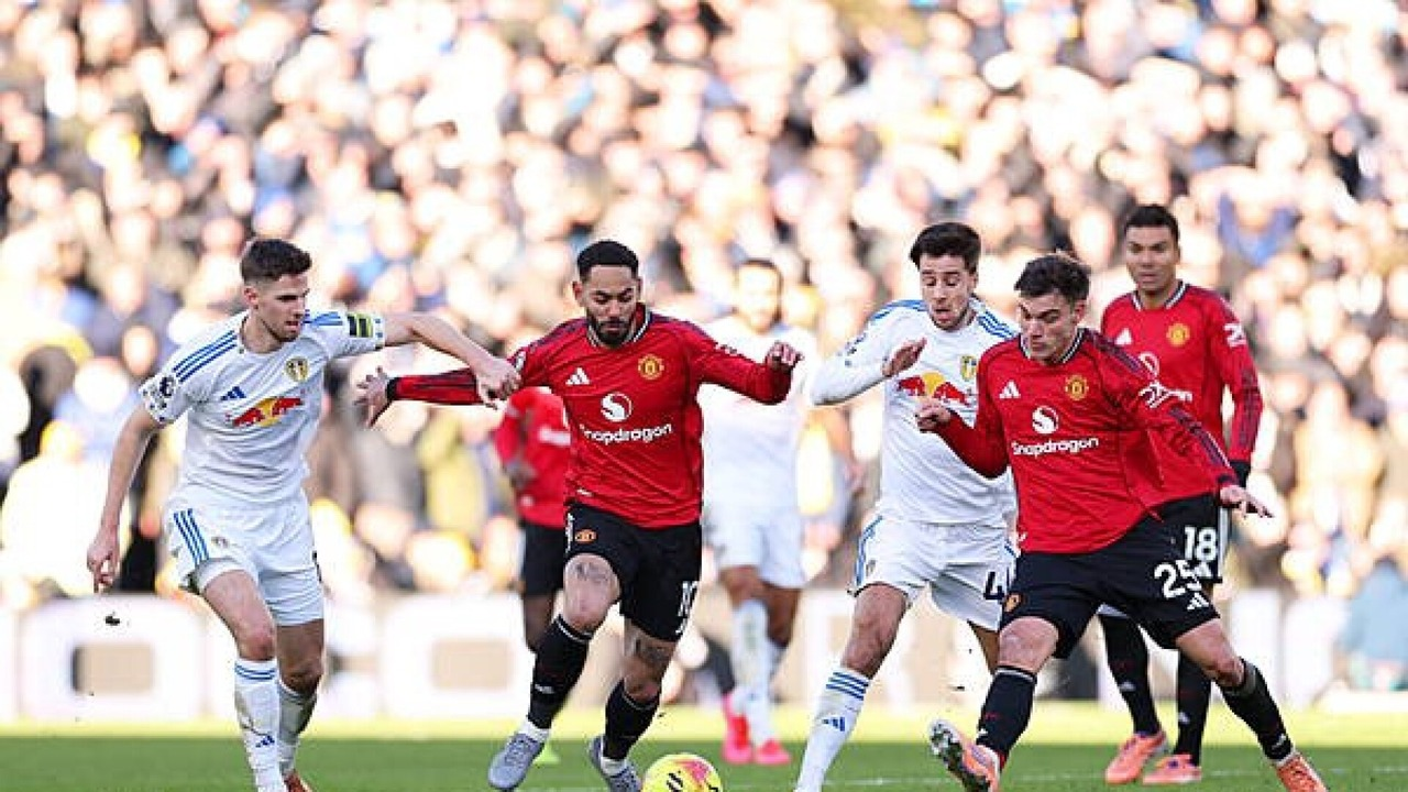 Manchester United- og Leeds-spillere går ind på banen