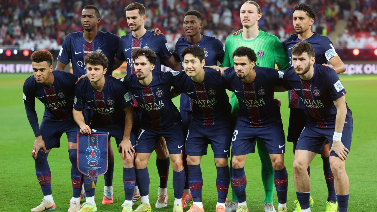 Paris Saint-Germain-spillere poserer sammen før en fodboldkamp