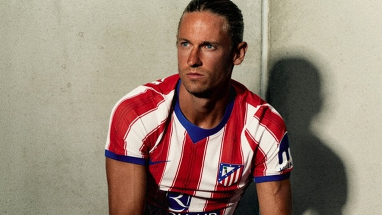 Een speler van Atletico Madrid zit in het thuisshirt van de club
