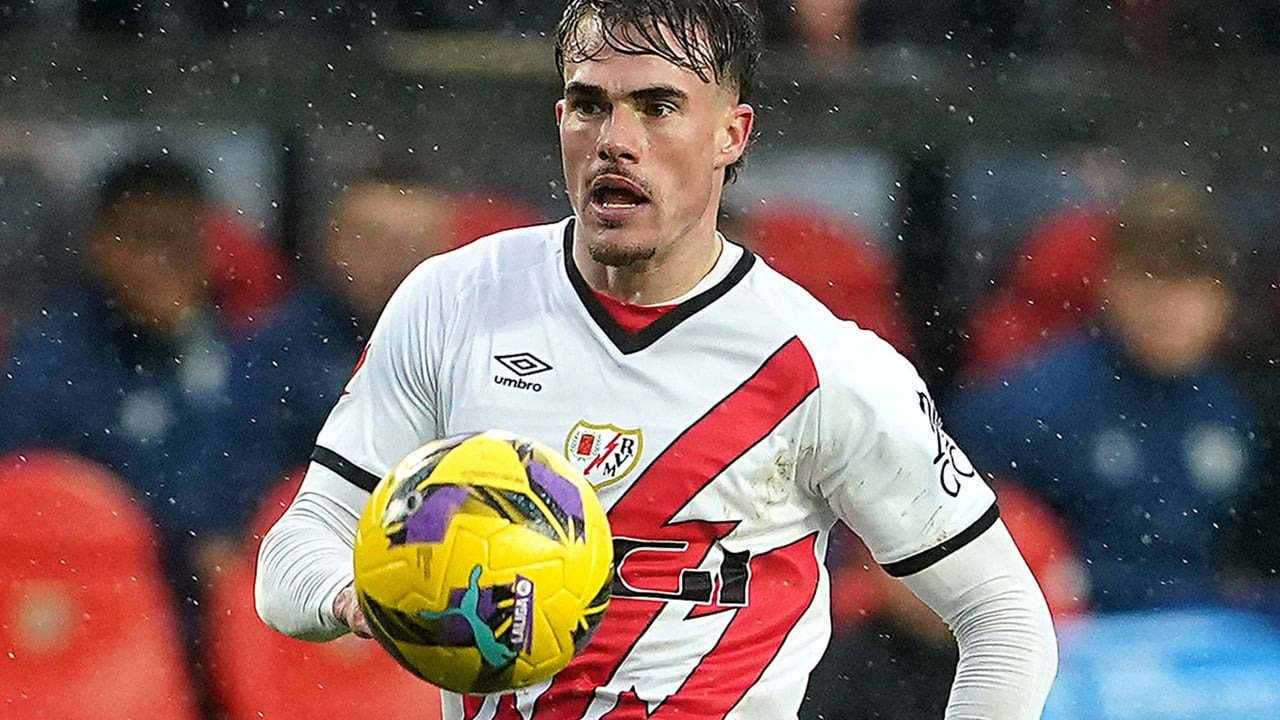 Pep Chavarria fører bolden under en kamp for Rayo Vallecano