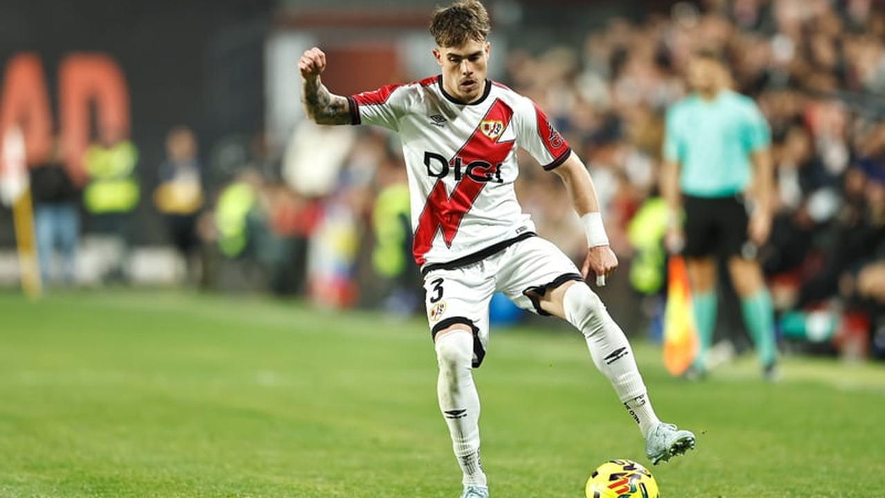 Pep Chavarria spiller bolden for Rayo Vallecano