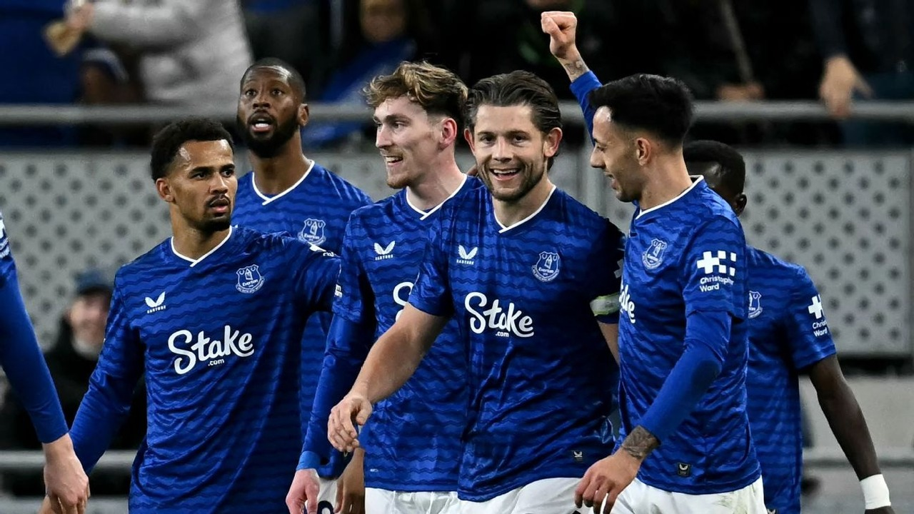 Jugadores del Everton celebran juntos durante un partido de fútbol