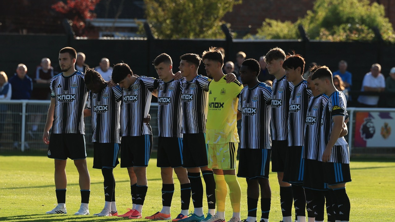 Les joueurs de Newcastle United se tiennent ensemble avant le match